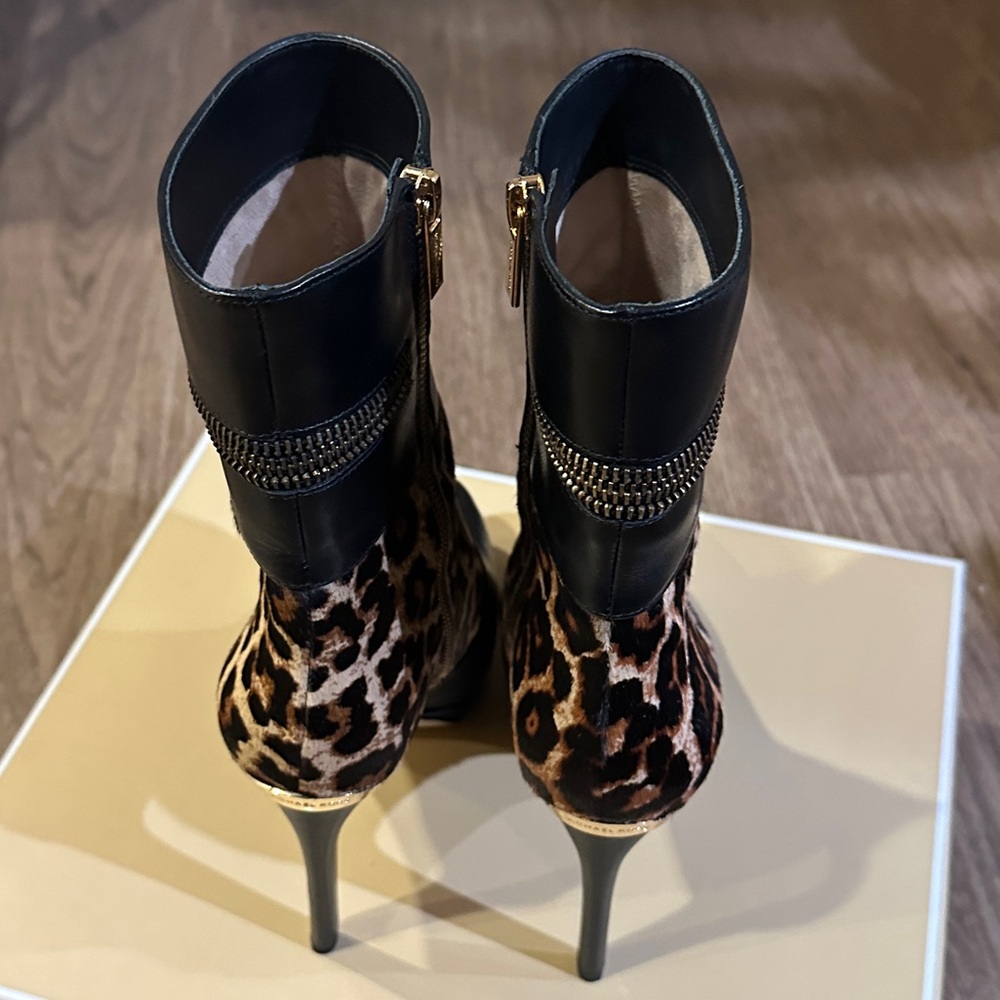 Michael Kors Boots with Real Fur Hairs - Picture 4 of 17